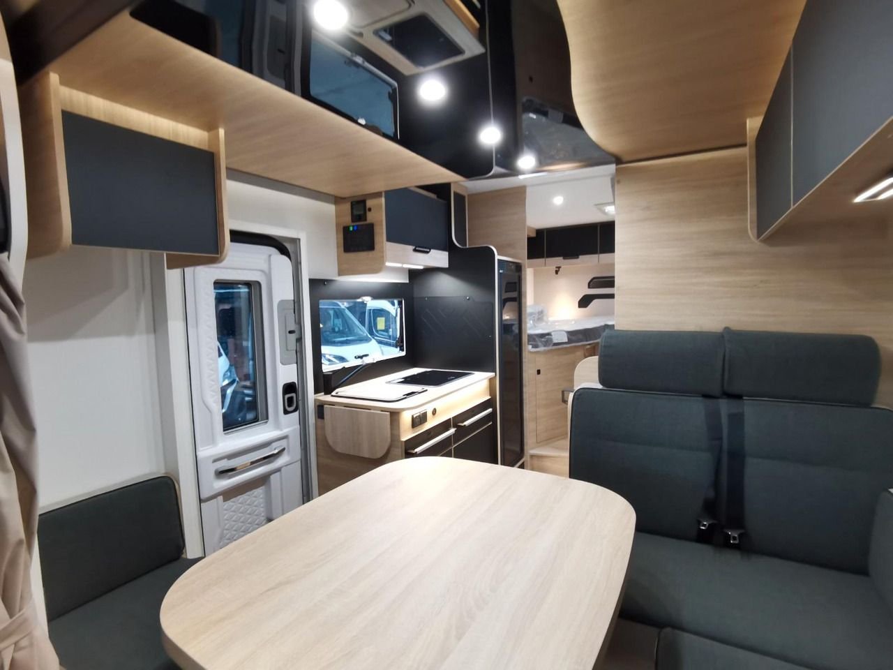 Ford Motorhome – Camper Van - Image 6