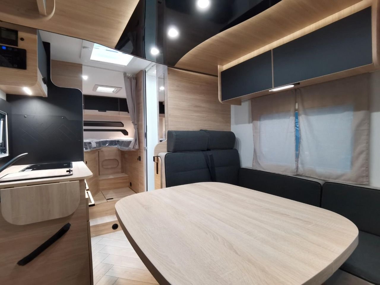 Ford Motorhome – Camper Van - Image 8