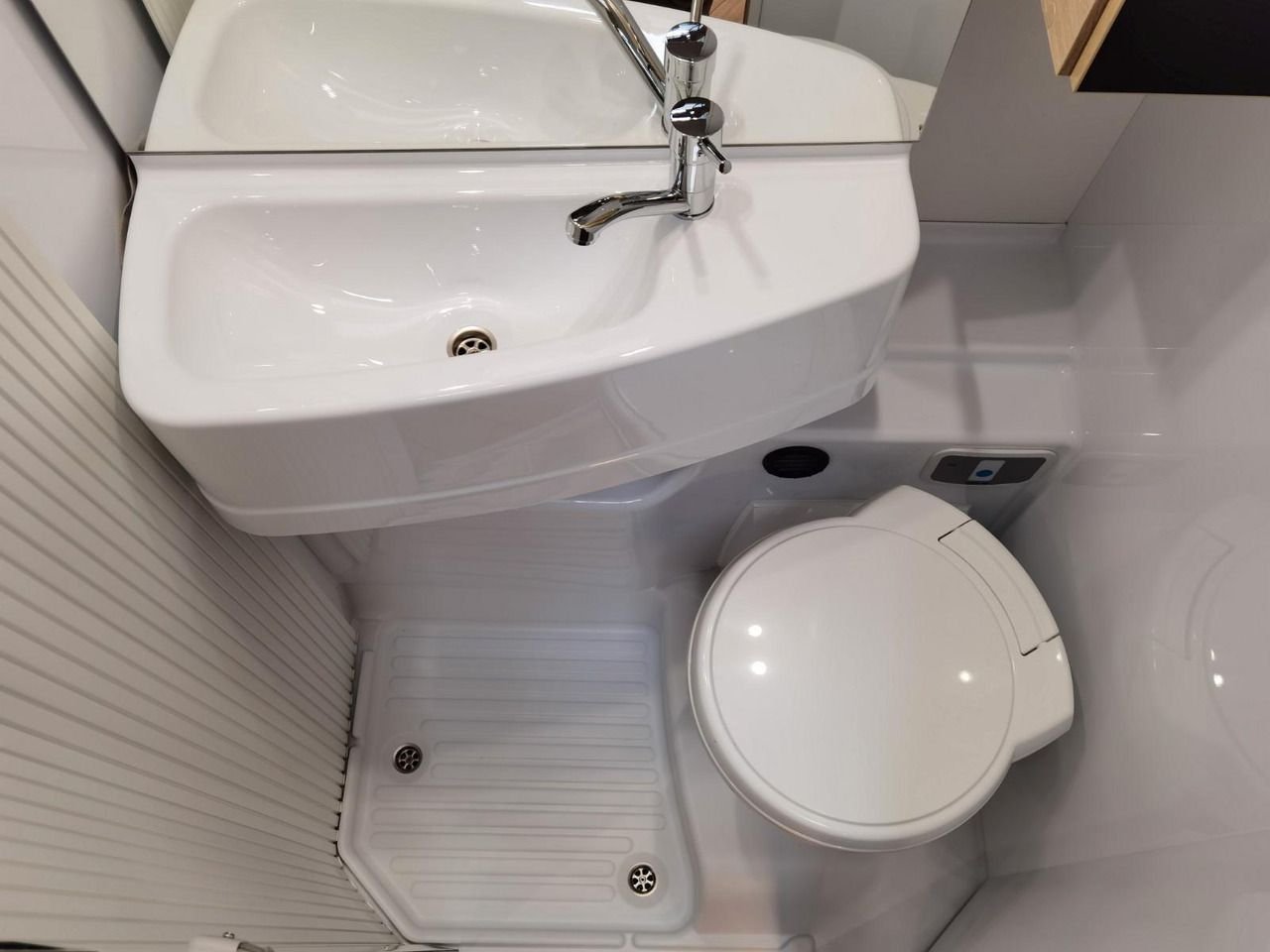 Ford Motorhome – Camper Van - Image 15