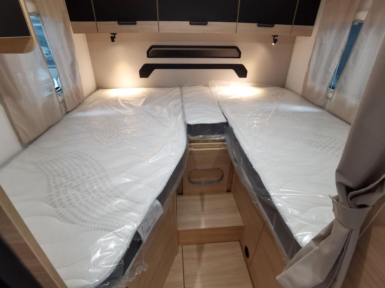Ford Motorhome – Camper Van - Image 12