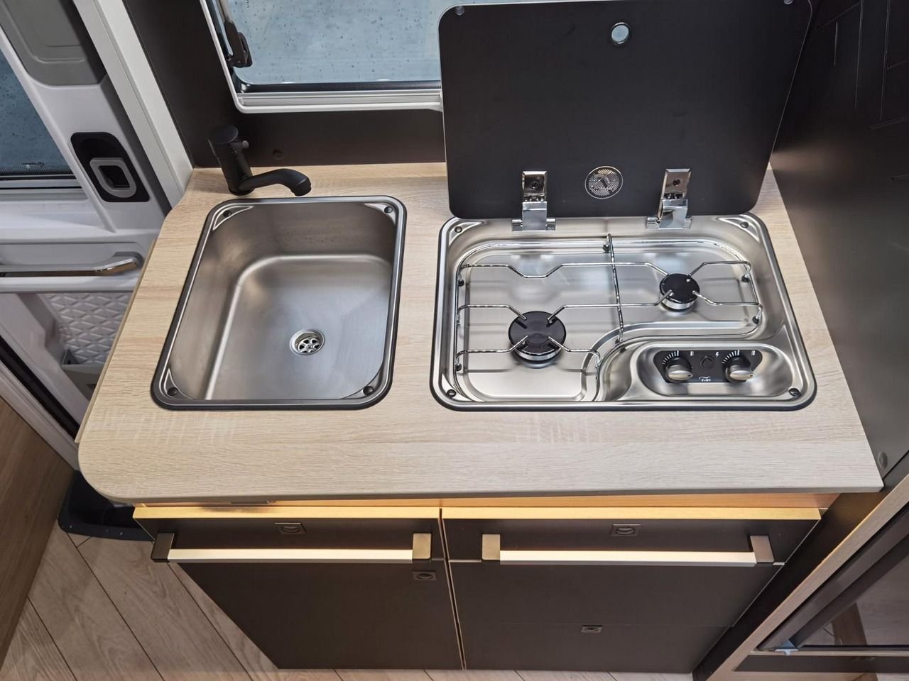 Ford Motorhome – Camper Van - Image 10
